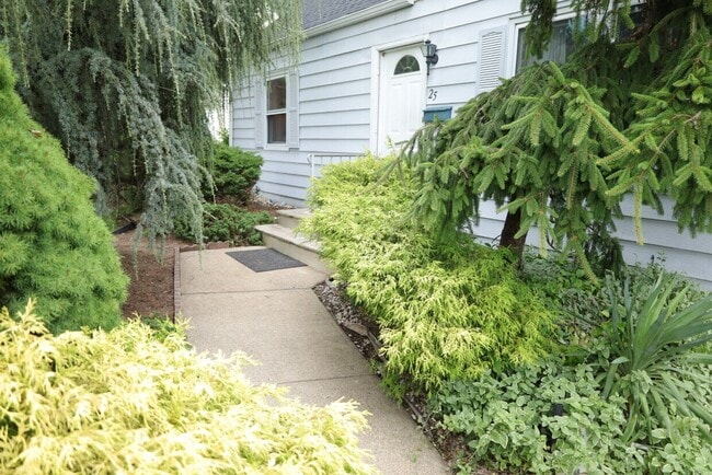 Building Photo - 25 Glenview Dr
