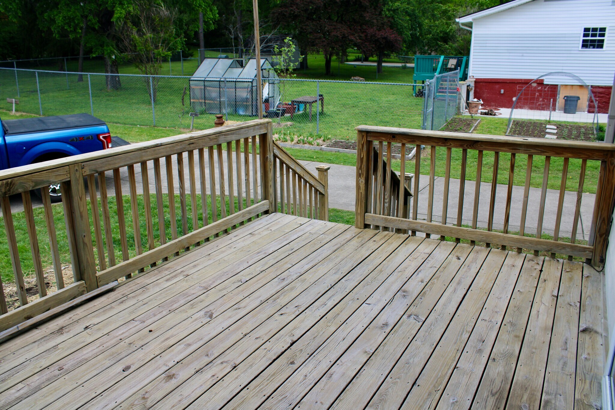 Spacious Back deck - 161 37th Ave N