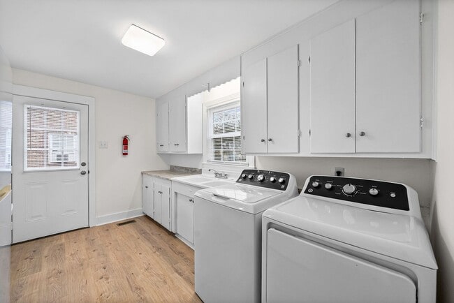 Building Photo - Renovated 2 bedroom home for rent Near Downtown Clarksville!