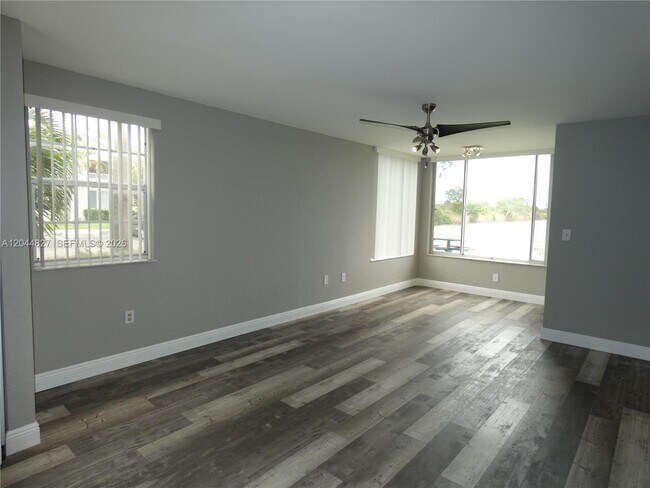 Building Photo - 2831 N Oakland Forest Dr