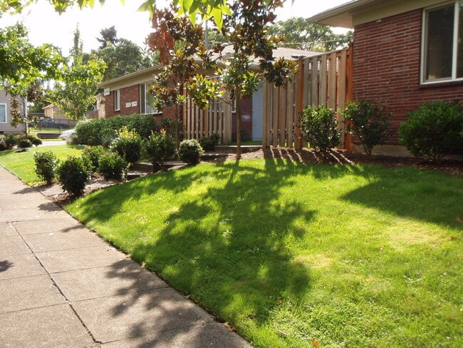 Building Photo - Great lower 1bed, hardwoods, on site laund...