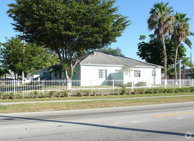 Building Photo - Palm Villas