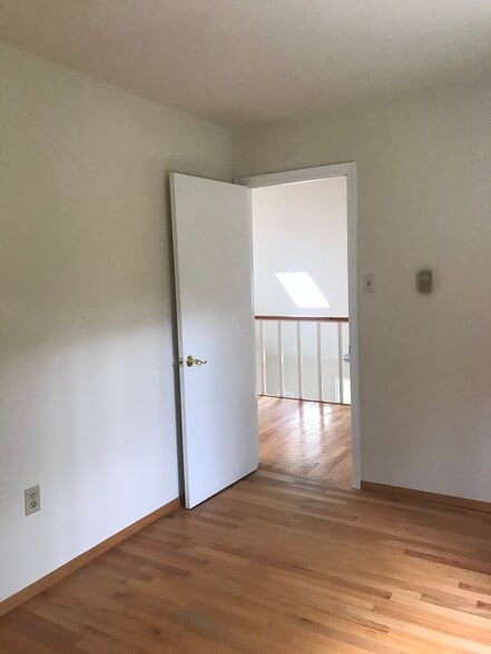 Building Photo - 10 Candlewood Ln