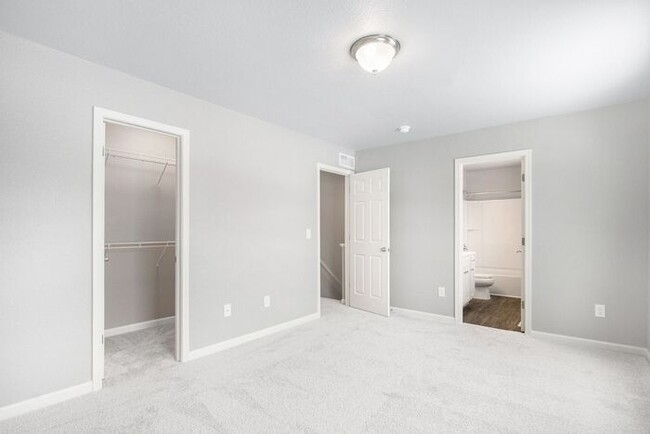 Building Photo - 475 Oak View Dr