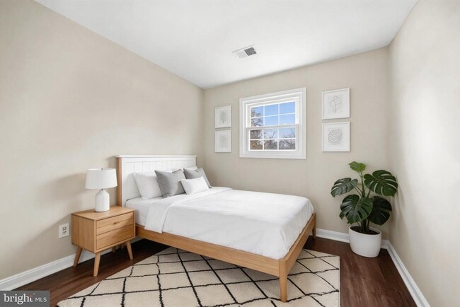 Building Photo - 813 Delafield St NE