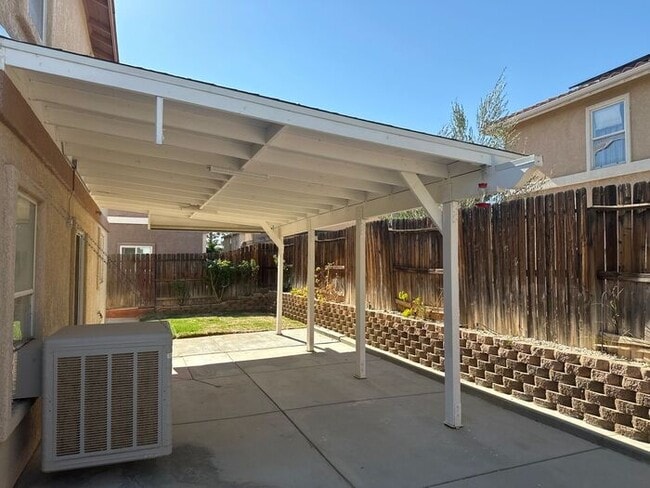 Building Photo - Nestled in a Quiet Community Of Palmdale