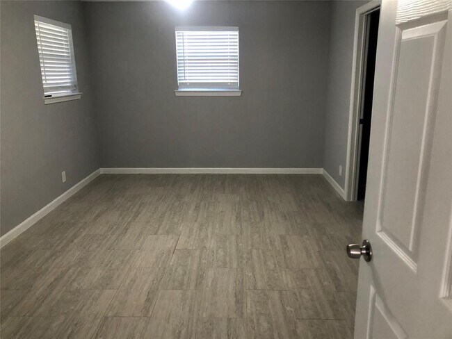 Building Photo - 1618 Longacre Dr