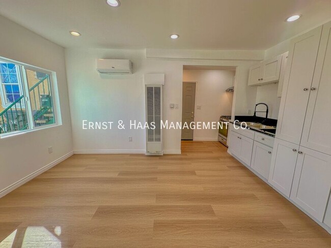 Building Photo - Lovely 2 Bedroom Apartment in Central Long...