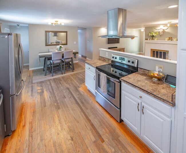 Building Photo - Amazing 3 bed/3 bath rental.  New Flooring!!  Solar Panels!!