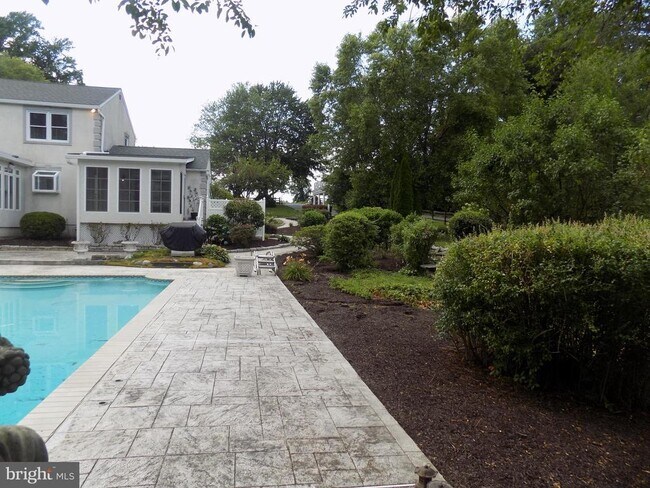 Building Photo - 313 Glenville Rd