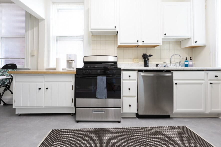 Building Photo - 4374 W Pine Blvd