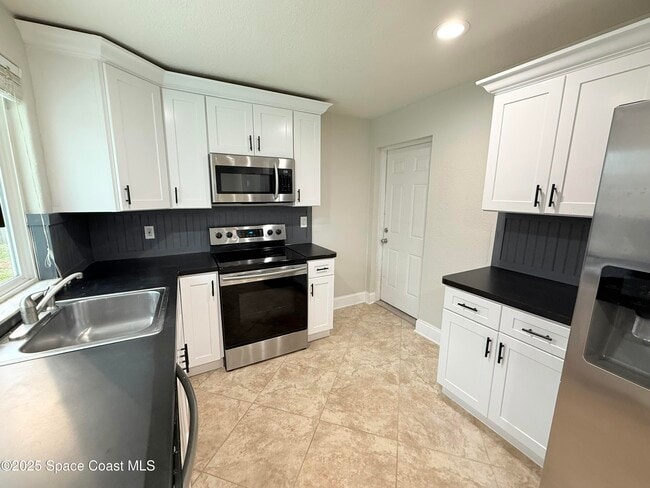 Building Photo - 320 Duet Ave