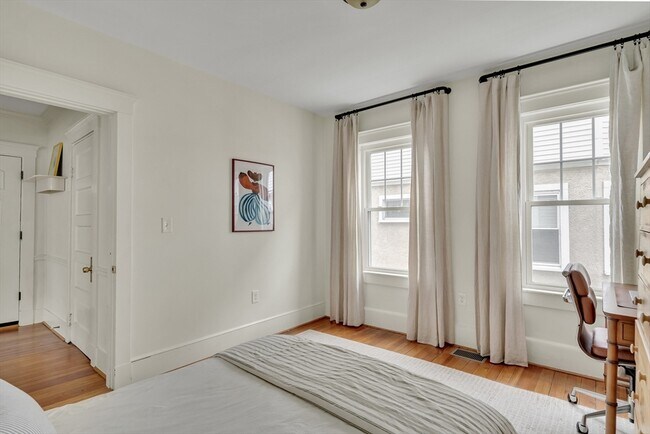 Building Photo - 266 Belmont St