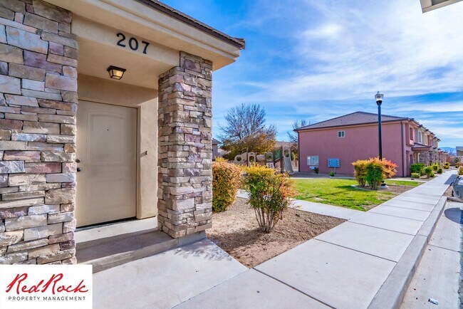 Building Photo - End Unit, DOG-FRIENDLY 3 Bedroom Townhome ...