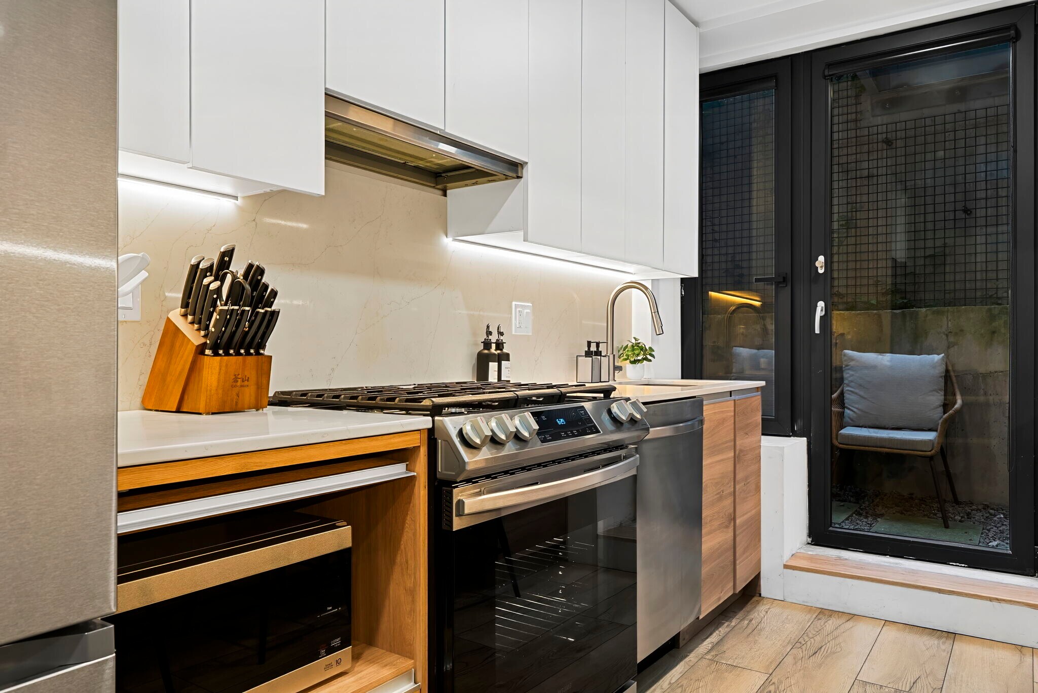 Building Photo - 1566 Beacon St