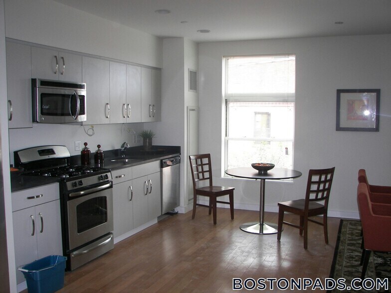 Building Photo - 601 Albany St