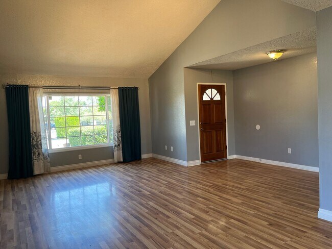 Building Photo - 4-Bedroom Home in Hesperia!