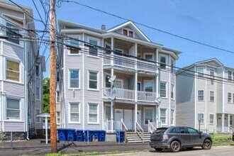 Building Photo - OVERSIZED 3 bedroom 1 bathroom Apartment