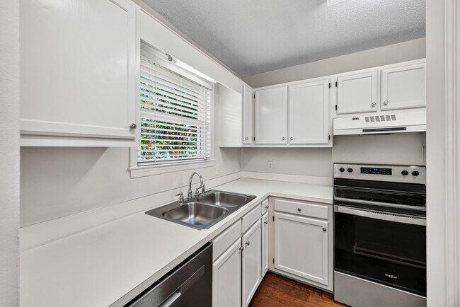 Building Photo - 850 Colony Dr