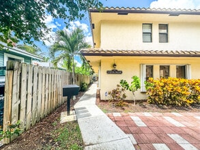 Building Photo - 115 N Palmway