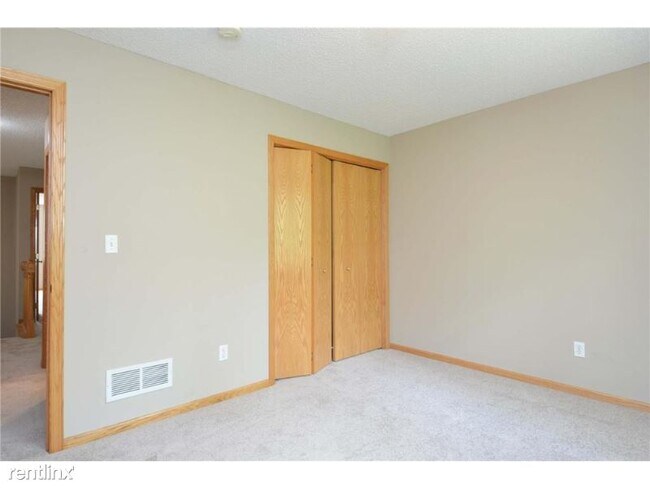 Building Photo - 3 br, 3 bath Townhome - 191 Larpenteur Ave E