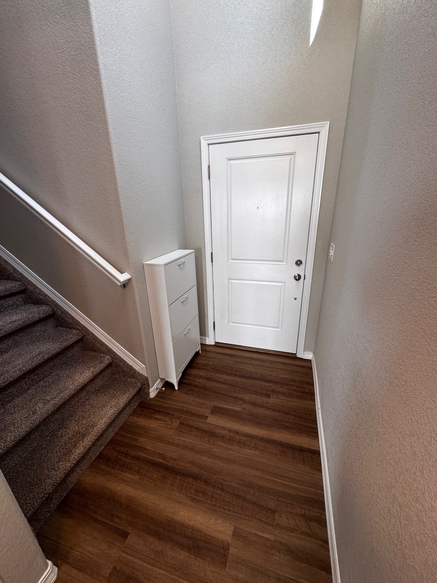 Entry way with shoe caddy - 10831 Rowena Wy