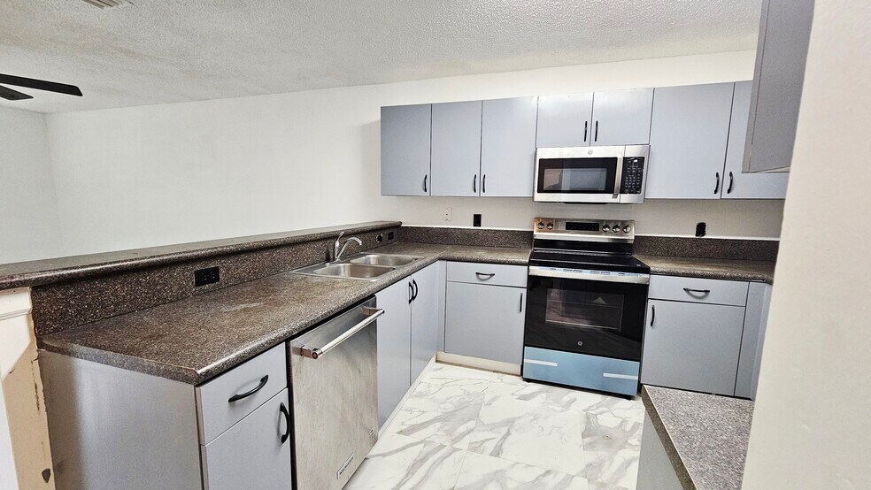 Kitchen - 1131 Imperial Lake Rd