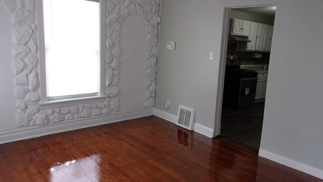 Building Photo - 50 W 108th St