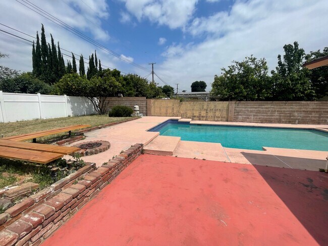 Building Photo - 8809 Valjean Ave