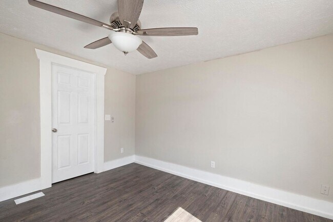 Building Photo - Updated 2 Story Home in downtown Springfield