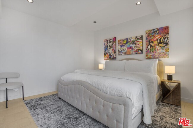 Building Photo - 2260 Maravilla Dr