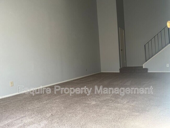 Building Photo - 951 Warwick Ave