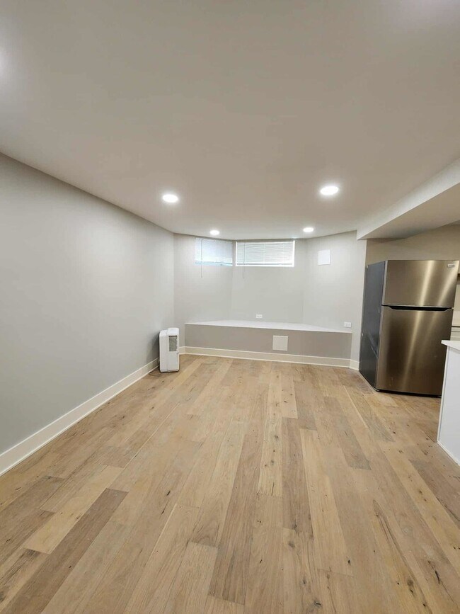 Building Photo - 6321 S Eberhart Ave