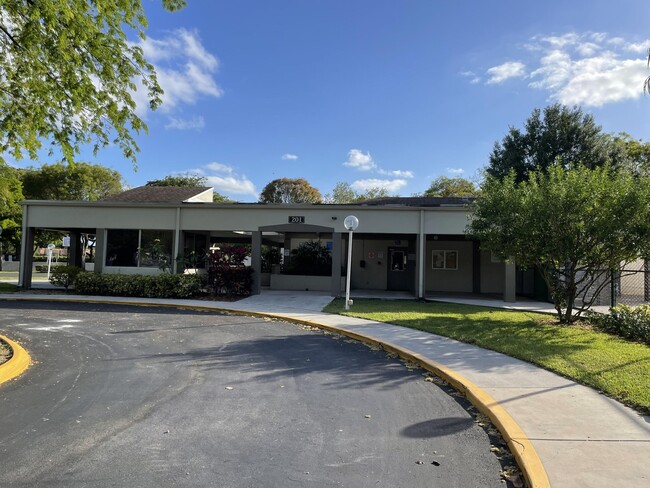 Building Photo - 704 Gardens Dr