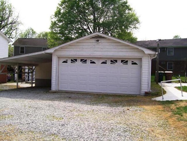 Building Photo - Now Available 3 Bedroom/2 Bath Greensboro ...