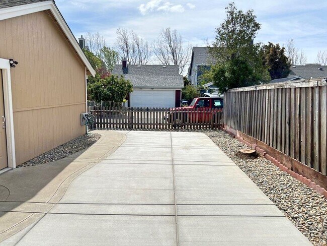 Building Photo - Modern 4 Bedroom 3 Bath Close to Marina Suisun City *Star Rentals