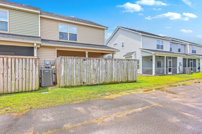Building Photo - Spacious End-Unit Townhome with Modern Com...
