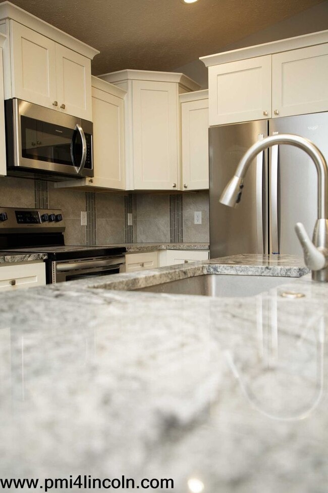Building Photo - 9800 S 72 St – 5 beds/3 baths/ 3-stall