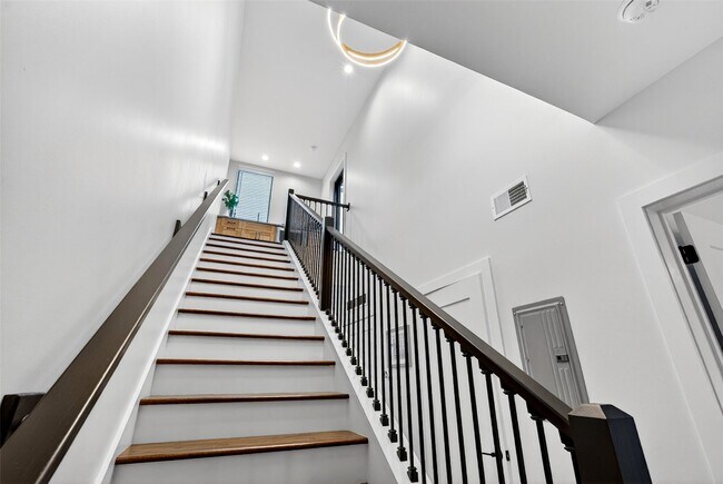 Building Photo - 215 N Sarah St