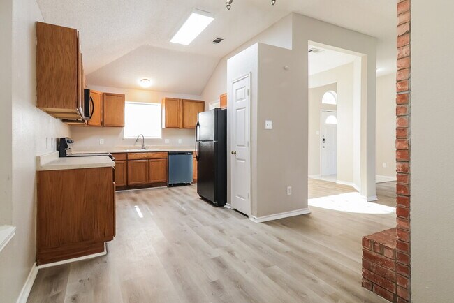 Building Photo - 2310 Summit Dr