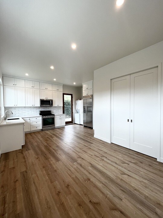 Building Photo - 4415 Stanbridge Ave