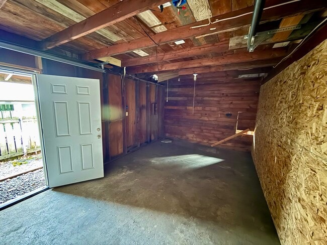 Building Photo - Thomas Duplex