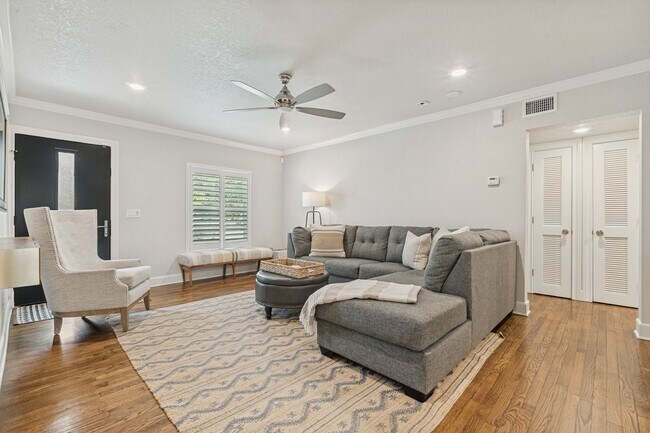 Building Photo - BEAUTIFUL FIRST FLOOR, 2-BEDROOM APARTMENT IN OLMOS PARK