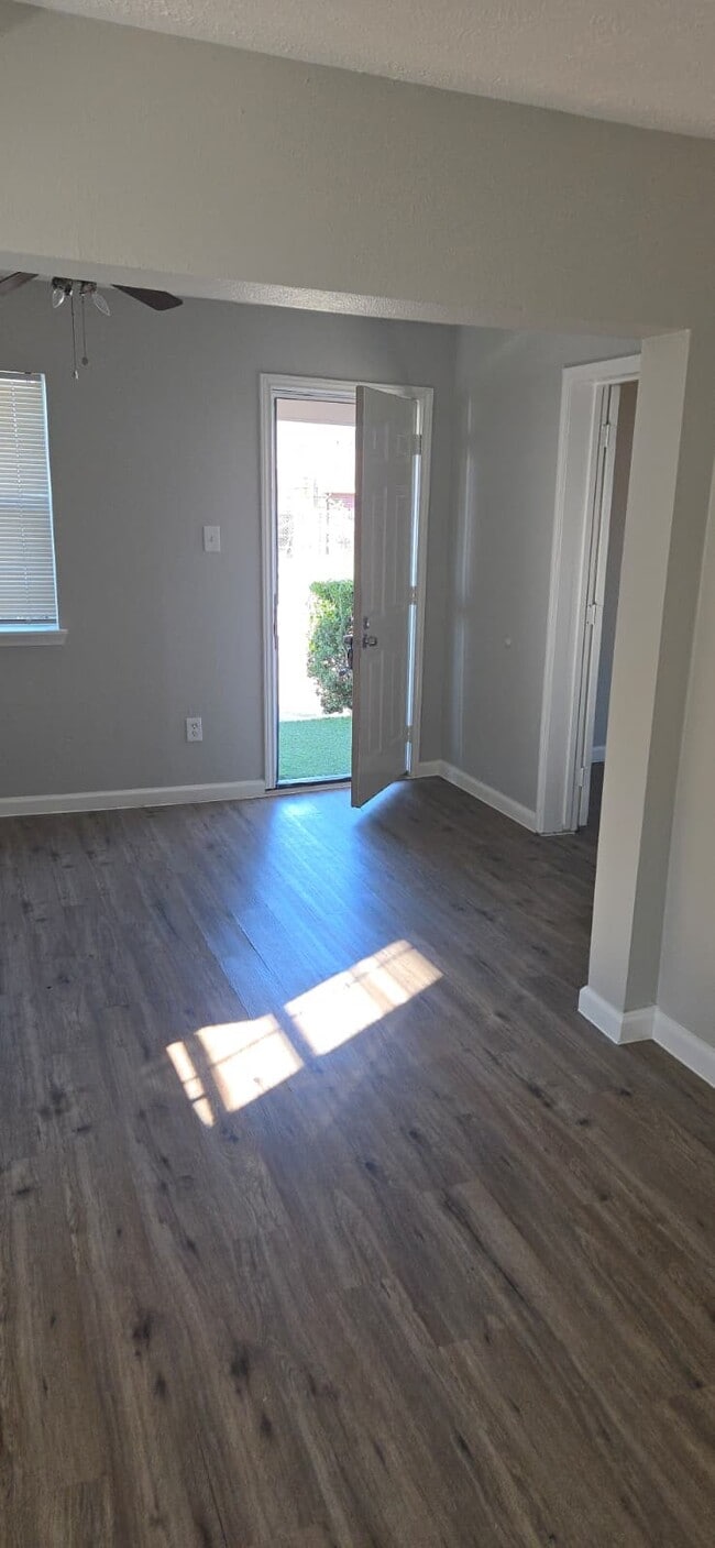 Building Photo - 6928 Hershe St