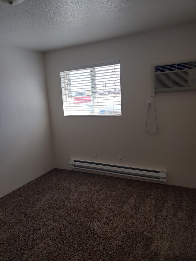 Building Photo - 823 S Cole Rd