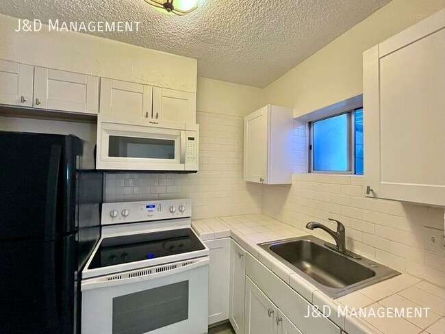 Building Photo - MARCH MOVE_IN Special!!Cozy Apartment in A...