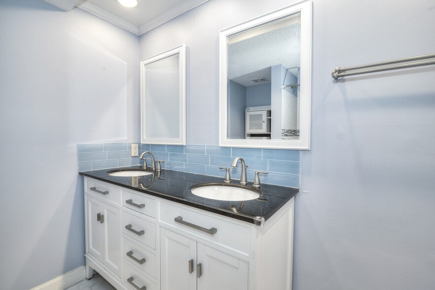 Mater bathroom - 6851 Roswell Rd