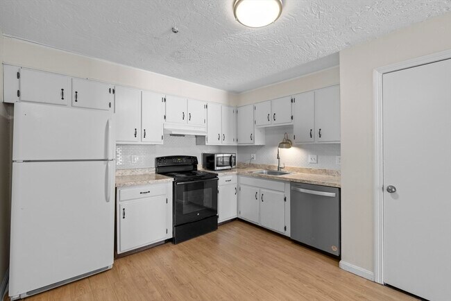 Building Photo - 276 Codman Hill Rd