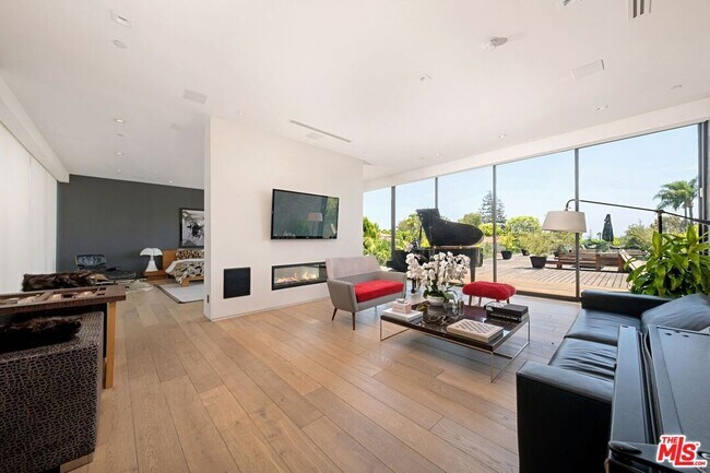 Building Photo - 9570 Sunset Blvd