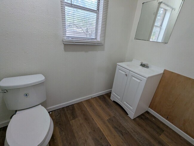 Building Photo - Spacious Updated 3 Bedroom Home